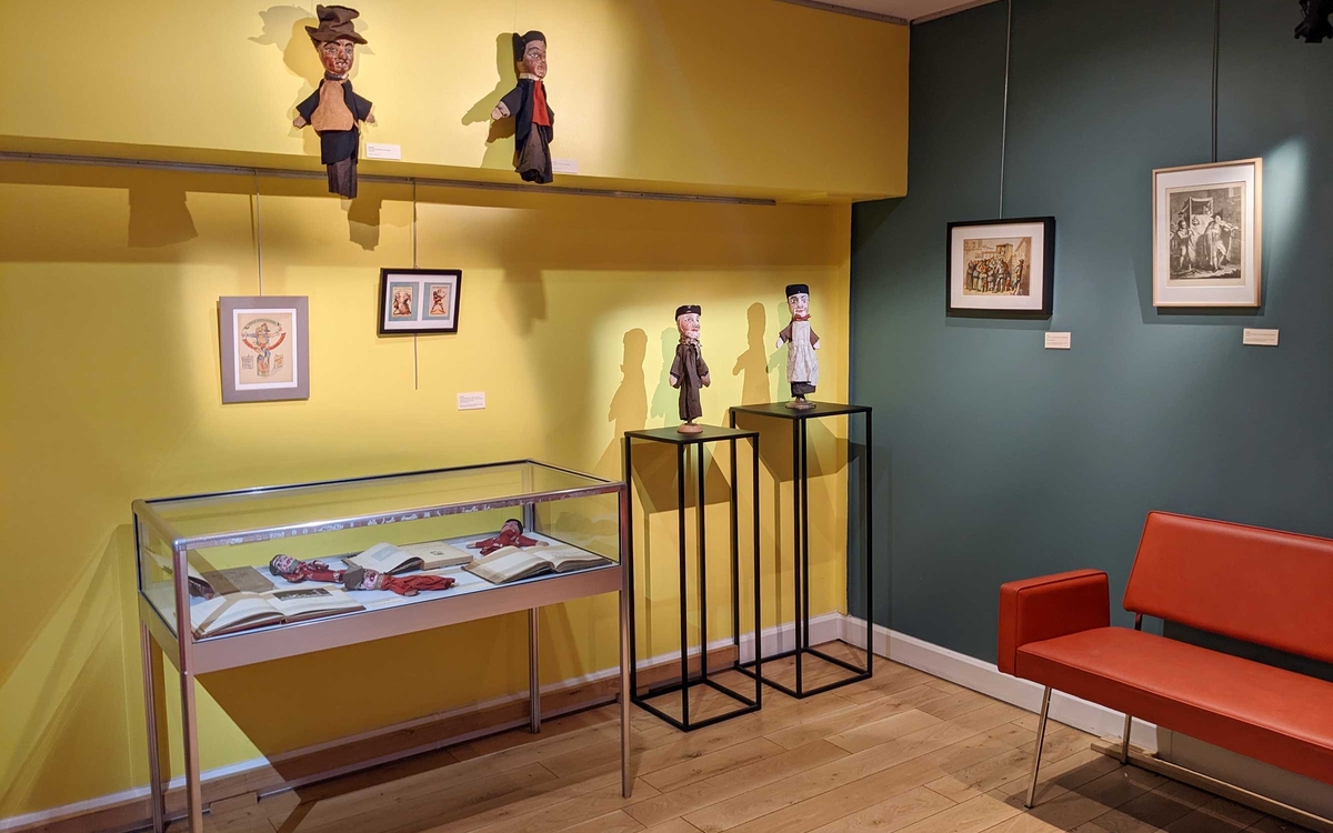 Vu de l'Exposition "Autour de Guignol" : vitrines et affiches
