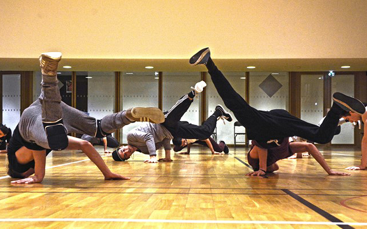 Entraînement en salle de danseurs de Break dance
