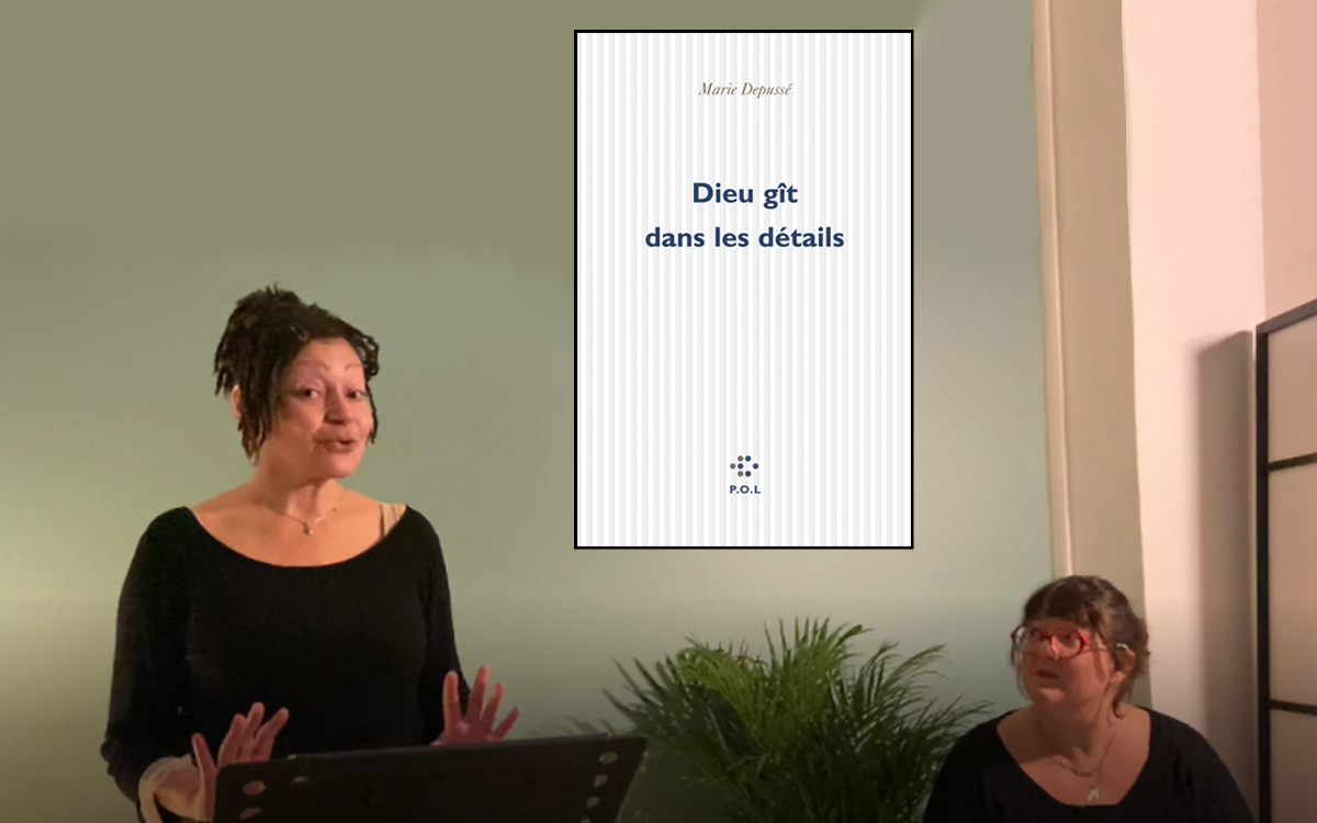 Sarah Vaussier et Nadia Porcar lisant "Dieu gît dans les détails" sur scène et couverture du livre