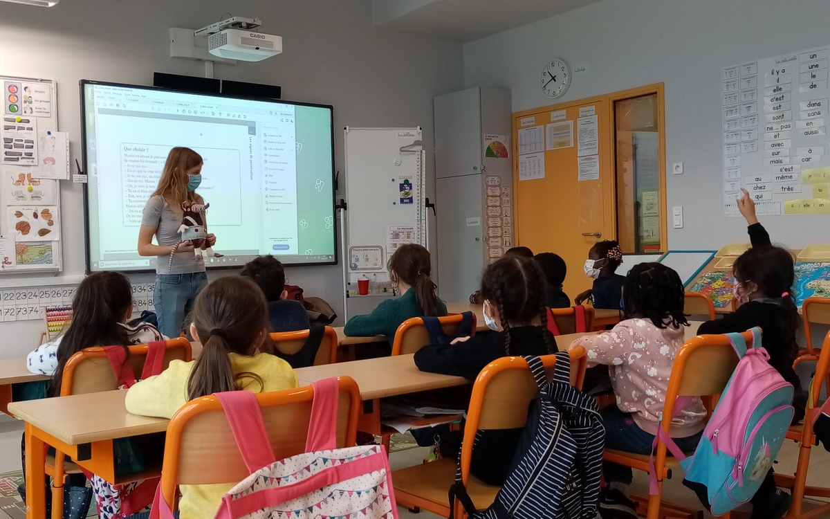 Une enseignante face à une classe de CP