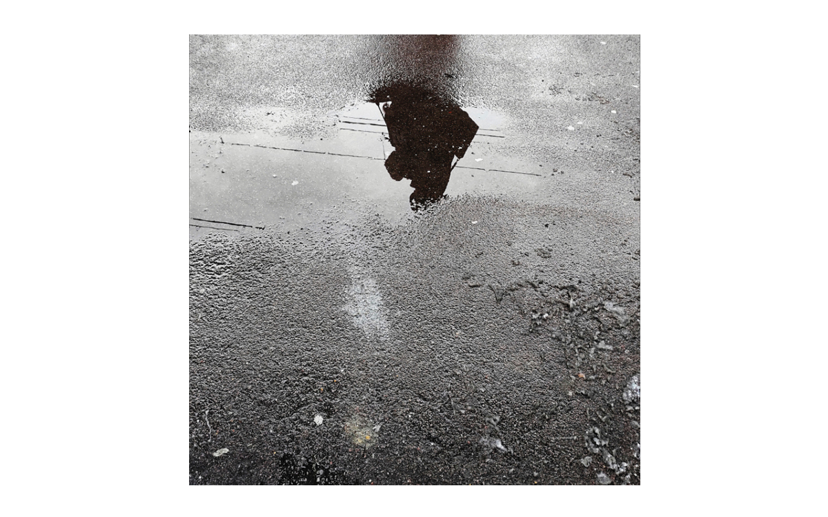 Photo de Camille d'un reflet dans une flaque : "La présence de l'absence"