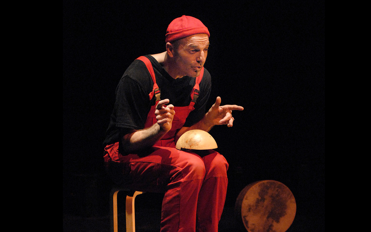 Ludovic Souliman sur scène en train de conter