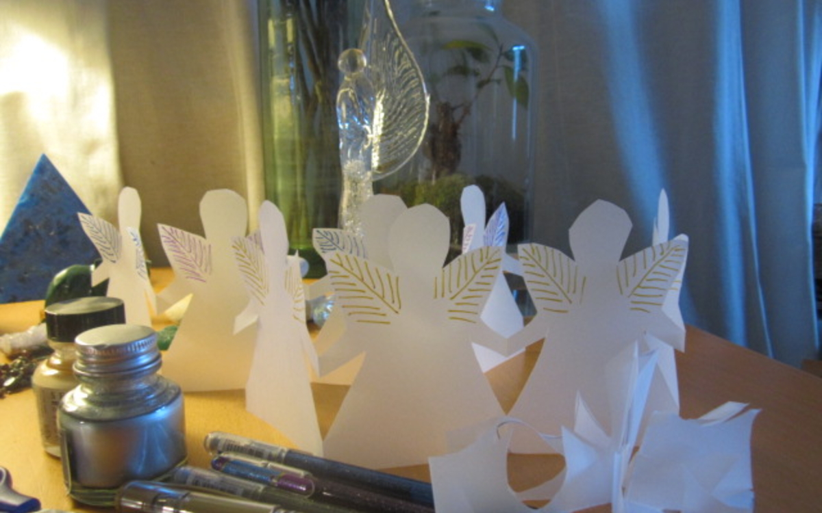 Fabriquer un élément de décoration de Noël ou bien un petit présent pour quelqu'un qu'on aime. Différents ateliers seront proposés. Il s'agit que chacun, quel que soit son âge, puisse un peu "bricoler"... Des anges de Noël, des étoiles, des sapins, des petites décorations à suspendre, du Recup'art avec création de mini-tableaux, Un moment pour se dégourdir les doigts