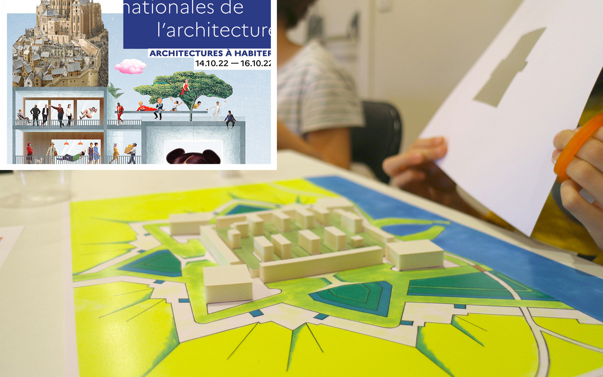 Un enfant construit une petite citadelle de papier et de carton bleu, vert et jaune. En haut à gauche, l'affiche officielle des Journées de l'architecture.