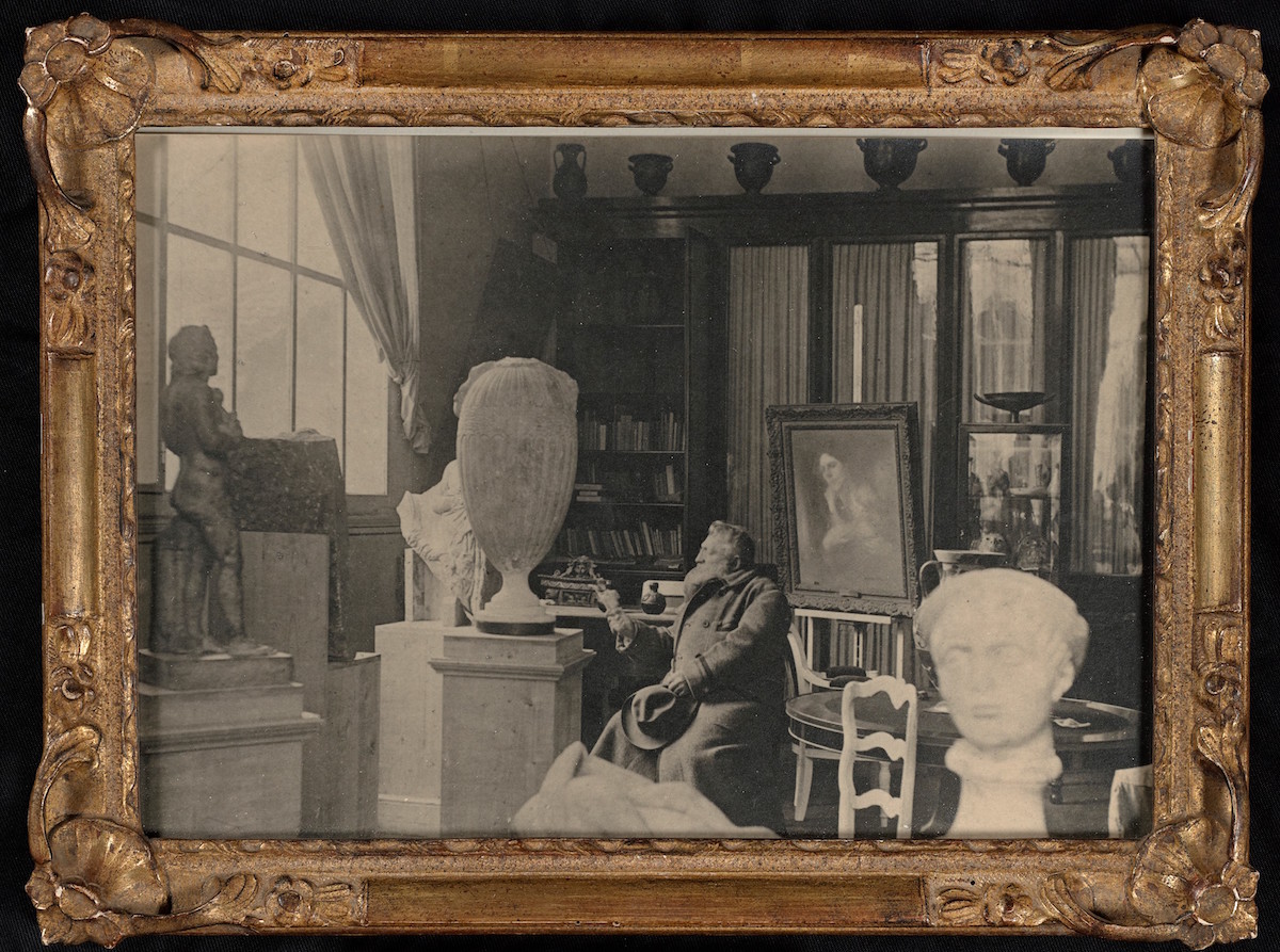Rodin contemplant un antique dans l'atelier de la villa des Brillants à Meudon