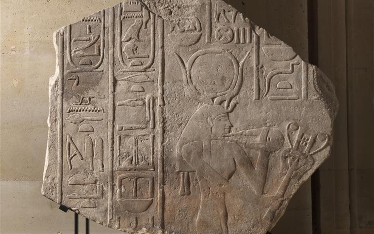 Photographie de Relief mural provenant de Licht, déesse Hathor tenant sistre et collier menat, 12e dynastie - période d'Amenemhat III, 19e siècle av J.-C., Paris, musée du Louvre