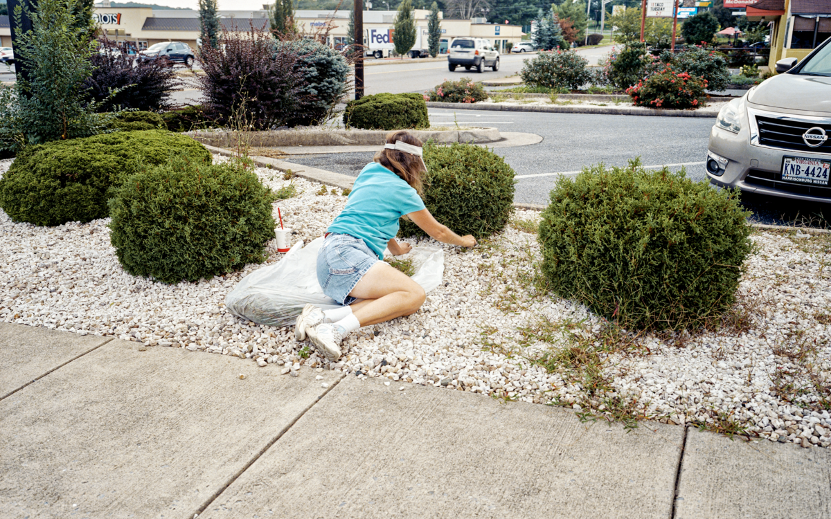 Image de la série "Everyone has a plan until they get punched in  the mouth", par Diego Saldiva. Photographie présentée au sein de l'exposition "Circulation(s) hors-les-murs", Pont Saint-Ange, octobre 2022.