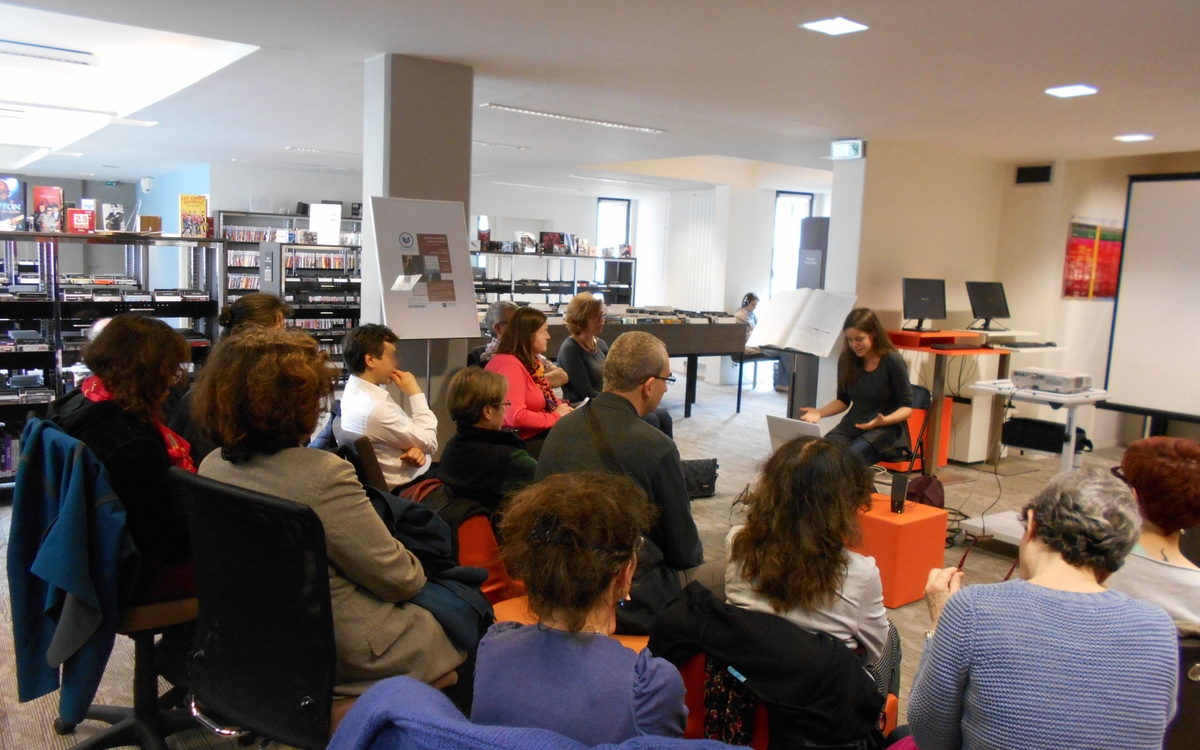 Conversation musicale dans une médiathèque