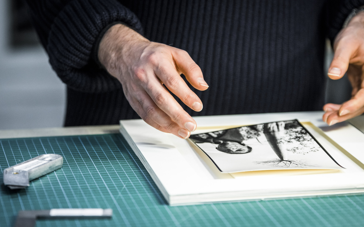 Photographie en cours d'encadrement, réalisation du passe-partout