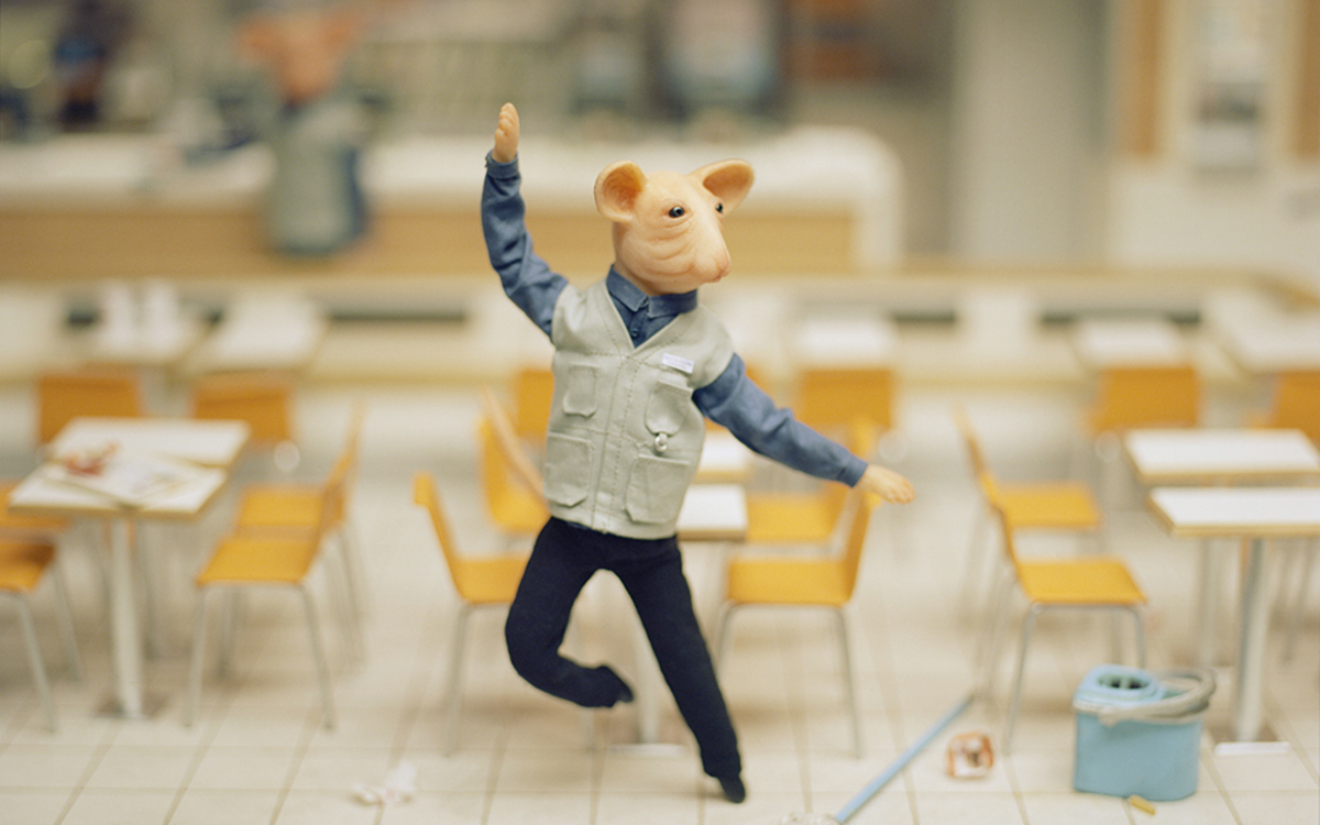 Une souris danse au milieu d'une salle de classe vide.