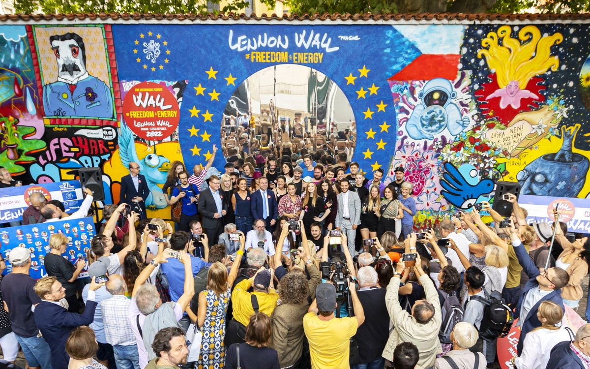 Les artistes et organisateurs qui se sont occupés du nouveau look du mur de Lennon.