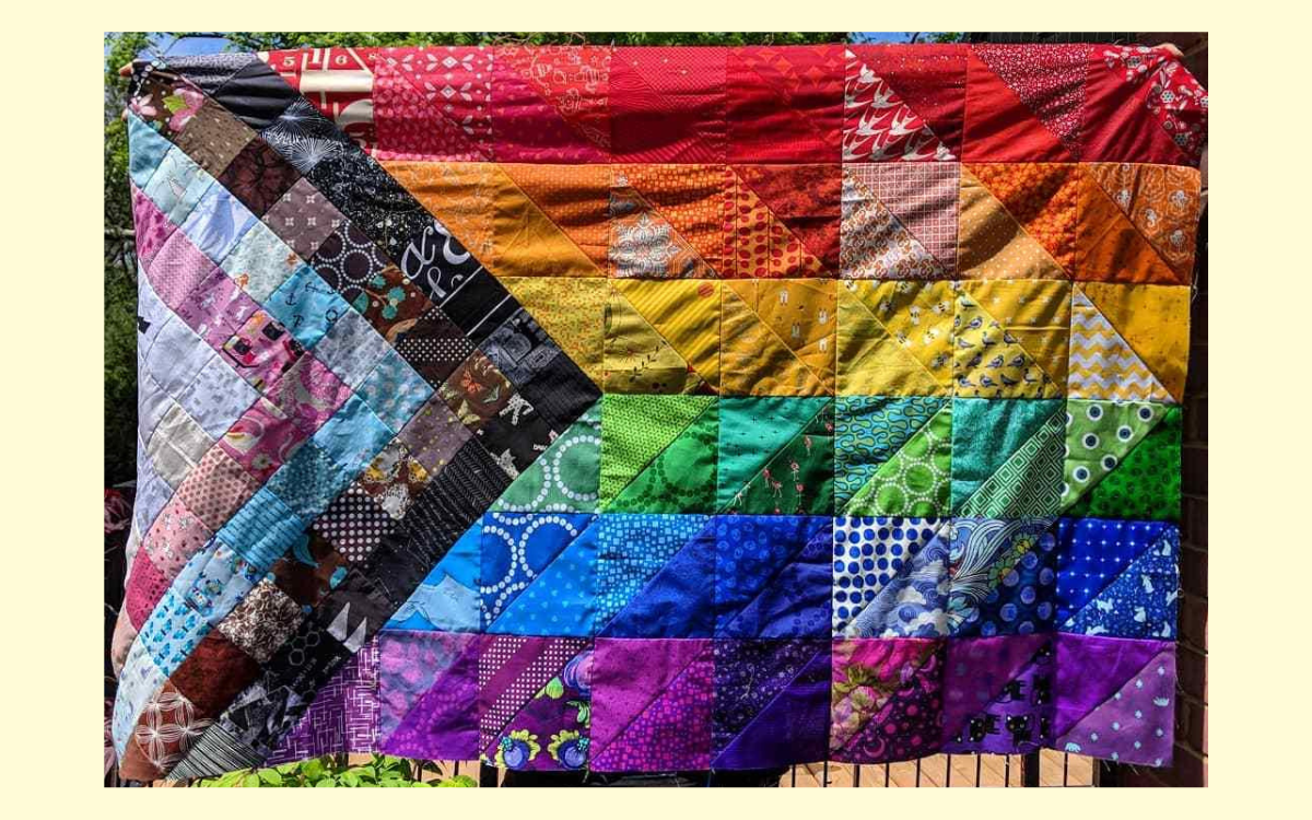 Drapeau LGBTQIA+ en patchwork fait avec des chutes de tissus.