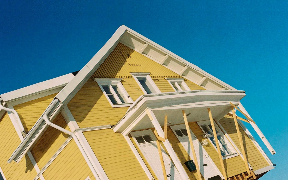 Une maison jaune sur ciel bleu