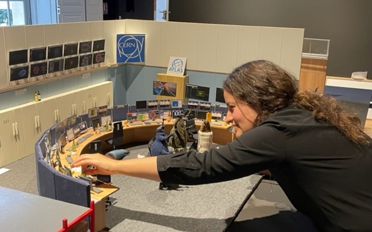 La réalisatrice Niki Lindroth von Bahr ajuste une maquette de l'un de ses films