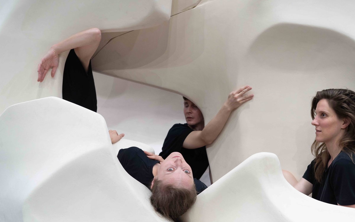 Danseuse dans structures blanches