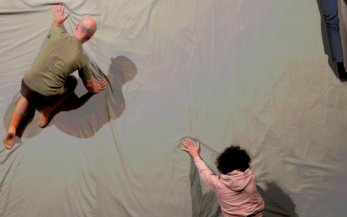 Aperçu du spectacle, danseurs à terre sur tissu
