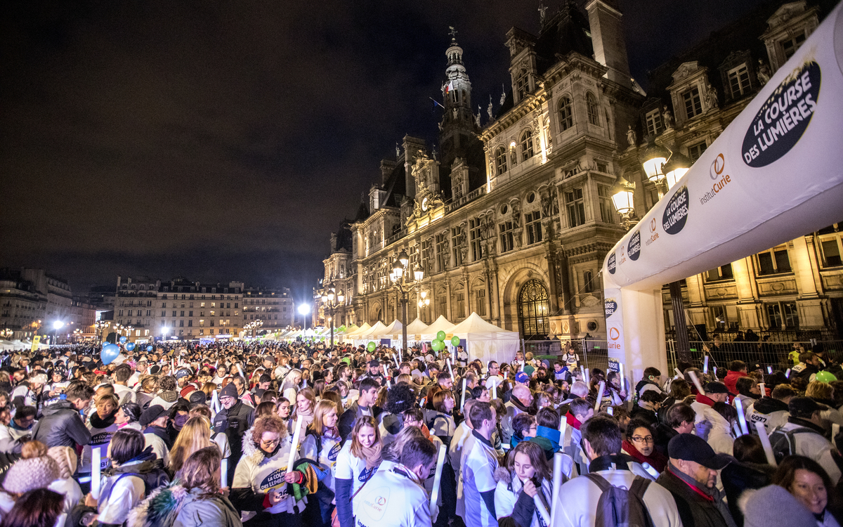 Départ de la Course des Lumières devant l'Hôtel de Ville