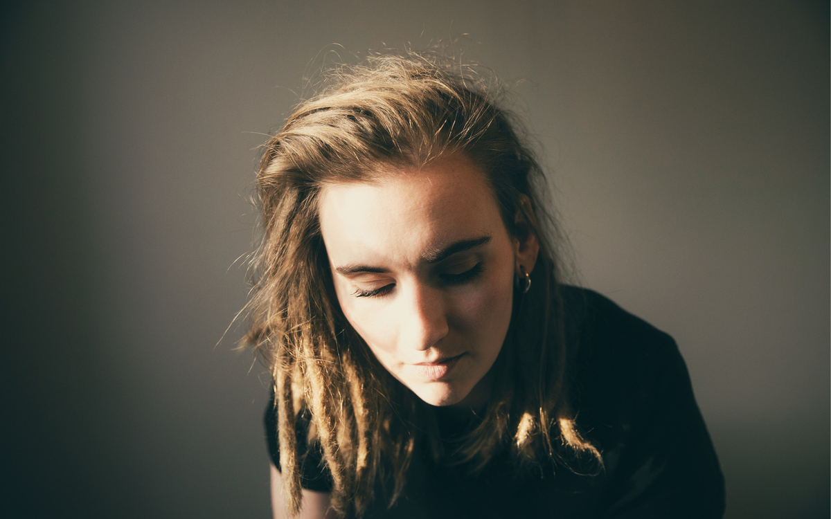 Portrait de l'artiste Moa Lignell tête baissée