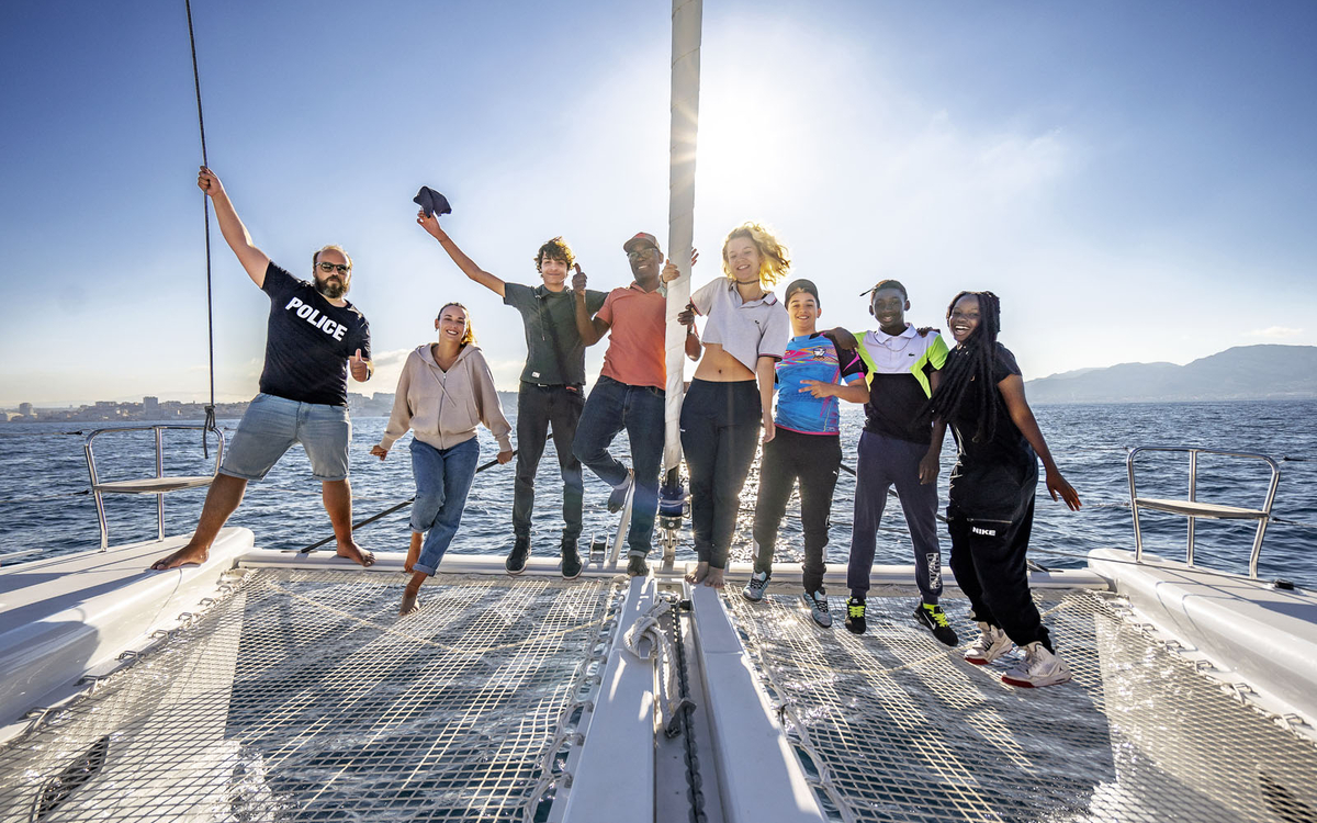 Des jeunes sur un catamaran 