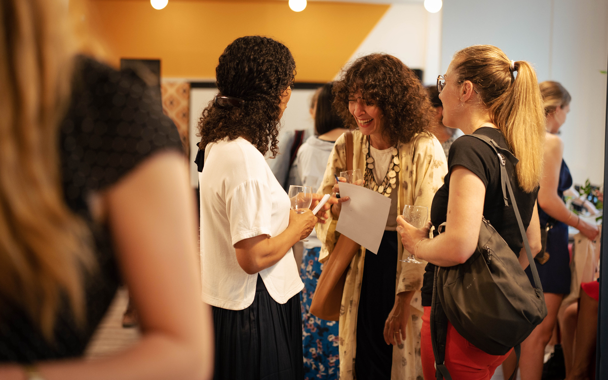 Femmes échangeant et riant lors d'un événement