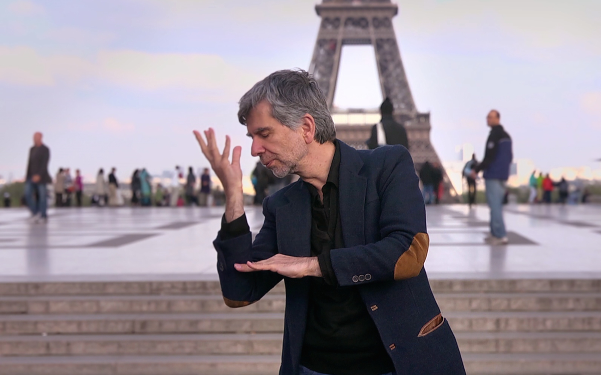 Acteur s'exprimant en langue des signes devant la tour Eiffel