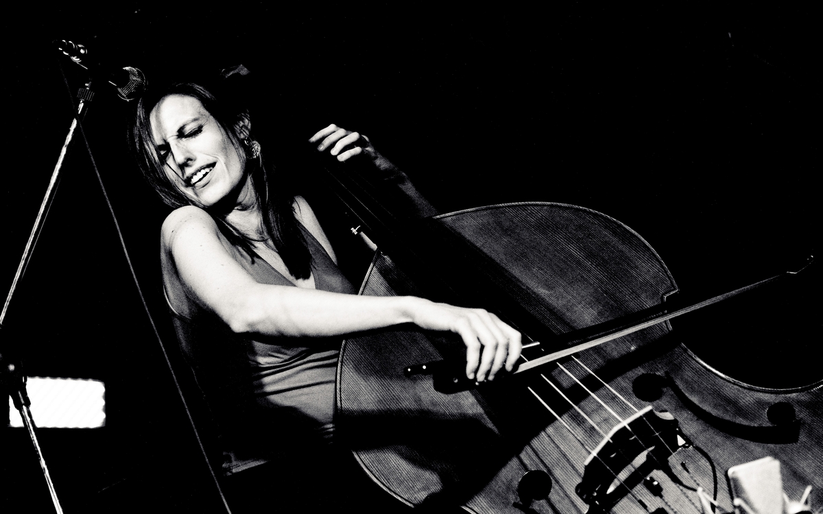 Portrait en noir et blanc d'Elise Dabrowski qui joue de la contrebasse avec beaucoup de ferveur