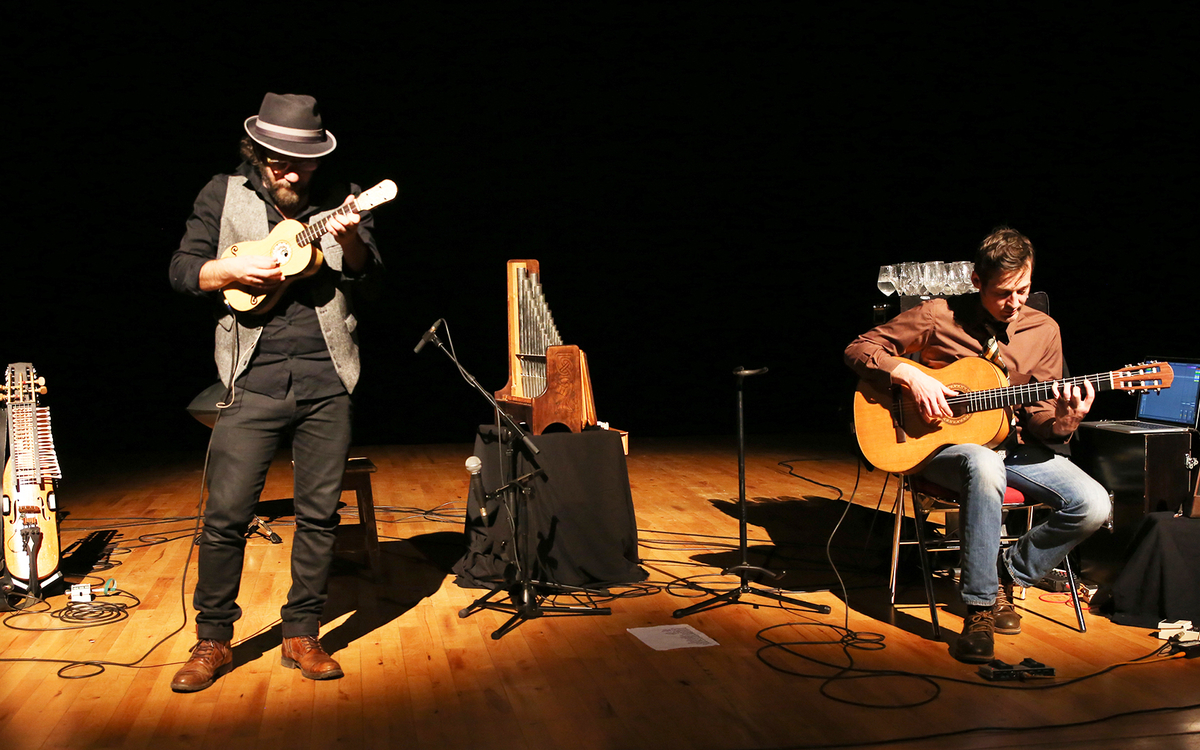 Les 2 musiciens et leurs instruments extraordinaires
