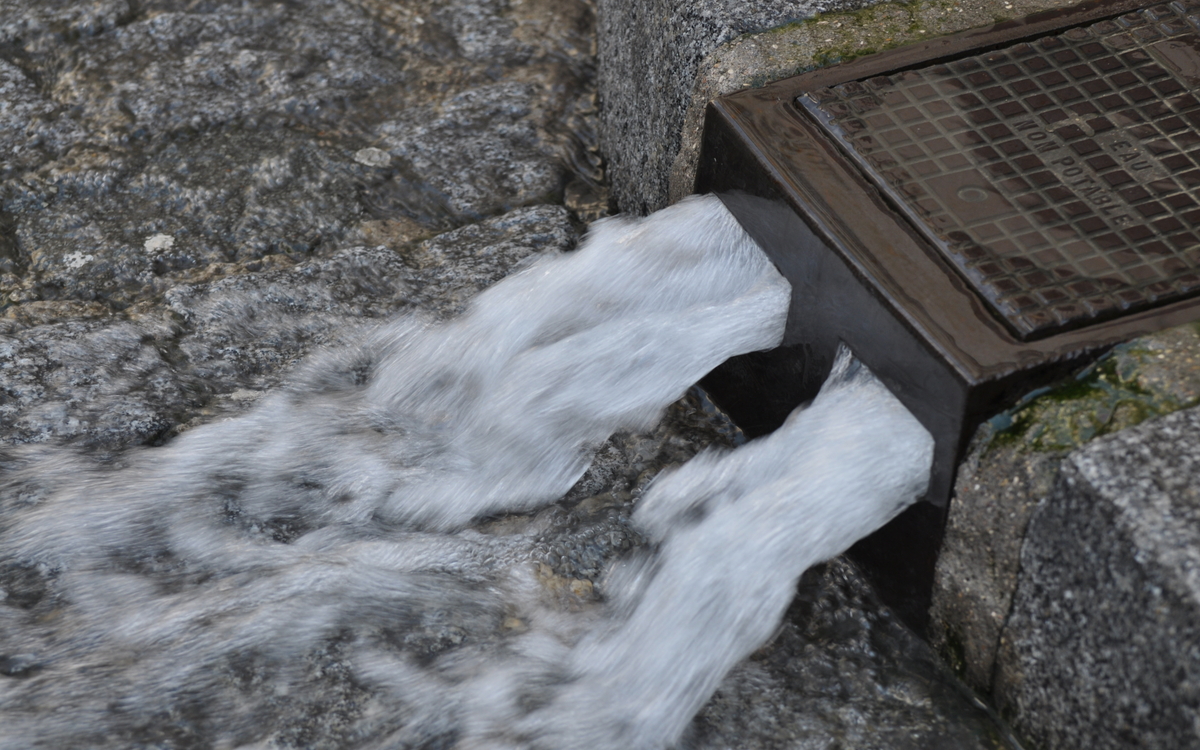 plaque d'égout avec eau 