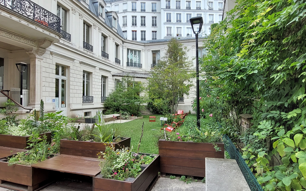 photo du jardin et de la facade de la bibliothèque Louise Walser-Gaillard