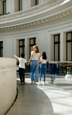 Famille sur le promenoir de la Bourse de Commerce