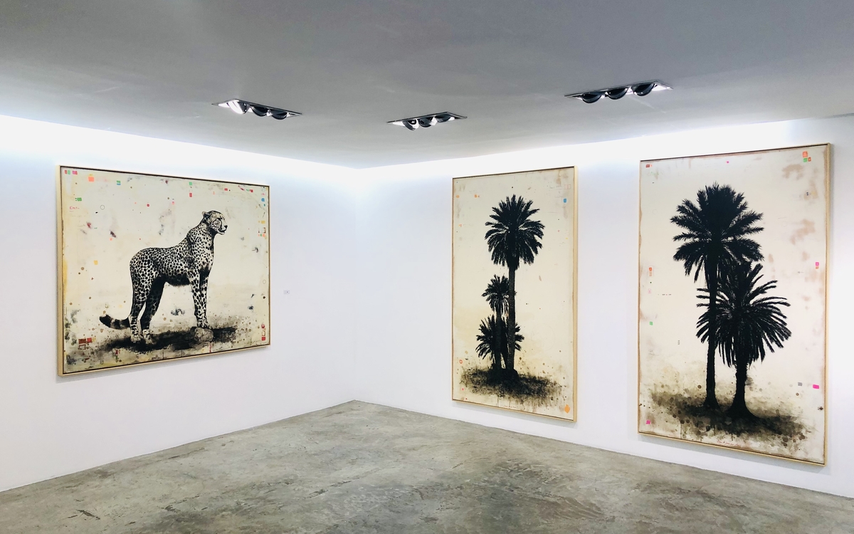 Trois peintures à l'acrylique de grand format : deux palmiers noirs sur fond blanc et un guépard sur fond blanc également 
