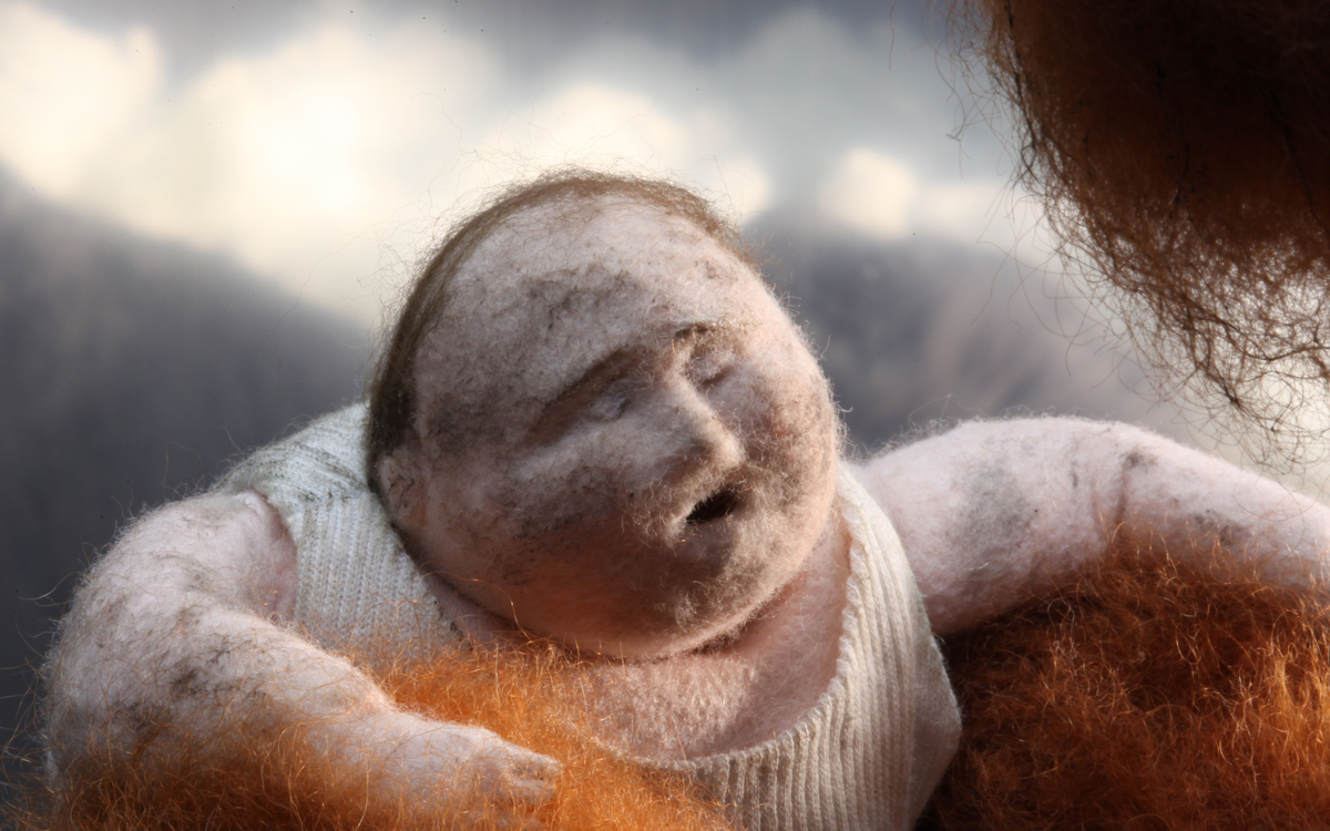 Une bonhomme arrive en haut d'une montagne