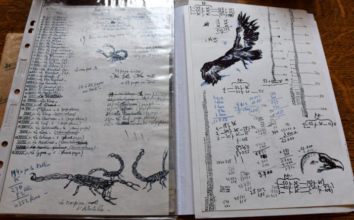 Sur cette image, des manuscrits inédits de Maurice Genevoix, avec des dessins de sa main. 