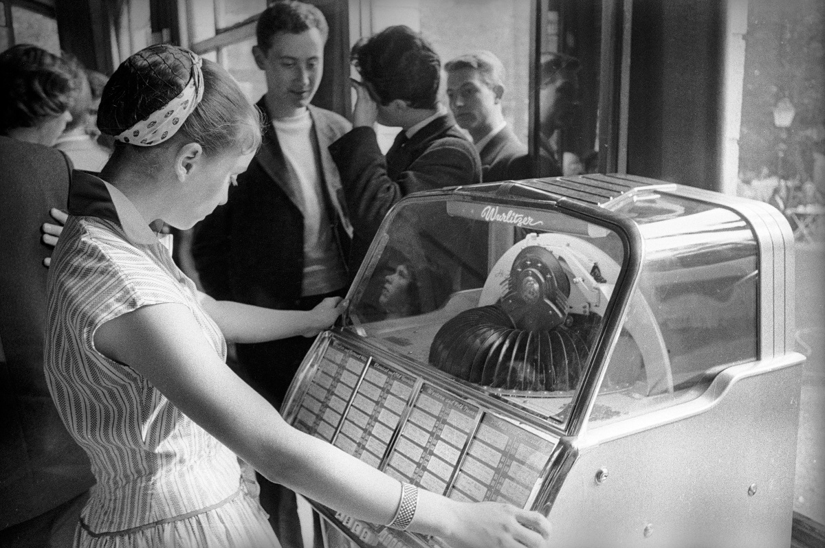 Jeune fille devant un juke-box, 1956.