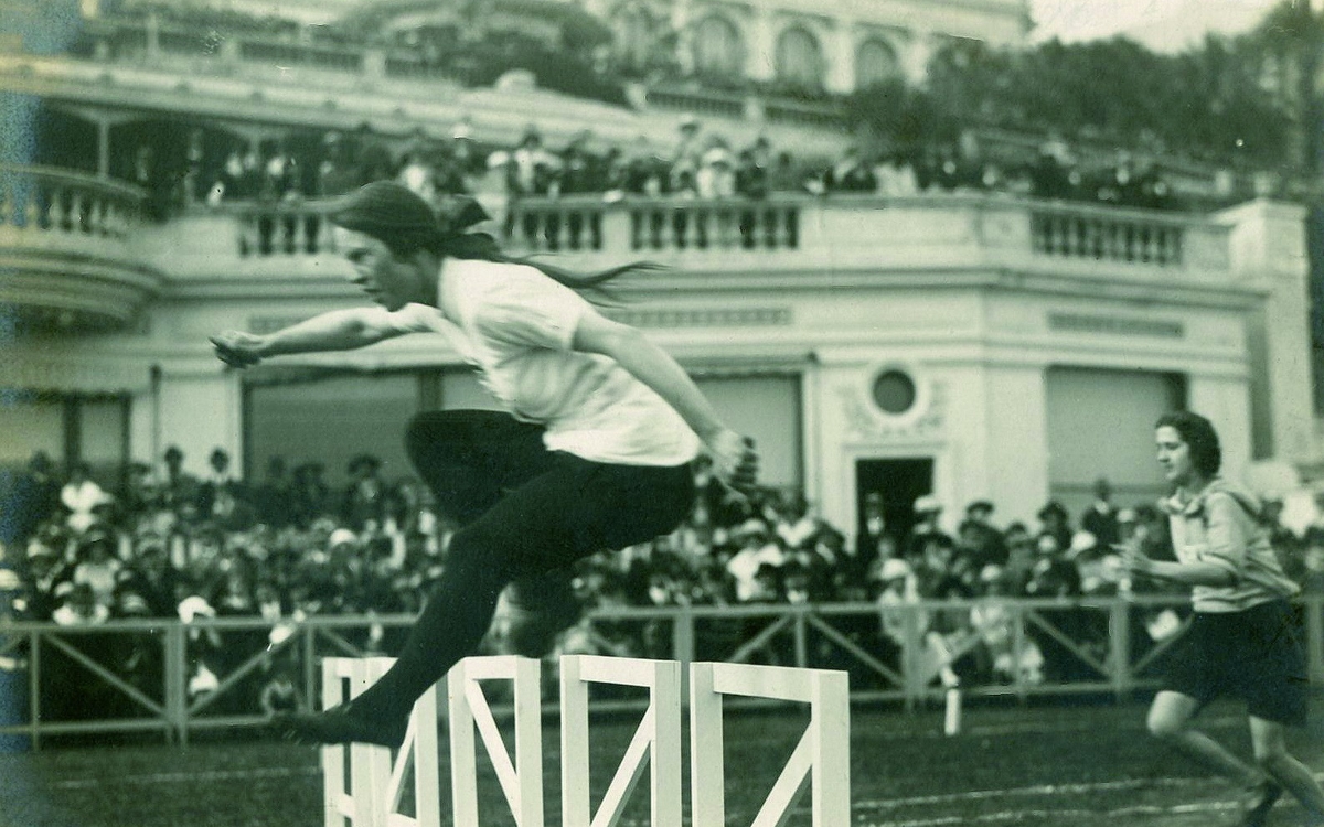 femme sautant des haies aux olympiades de 1921 de Monte-Carlo