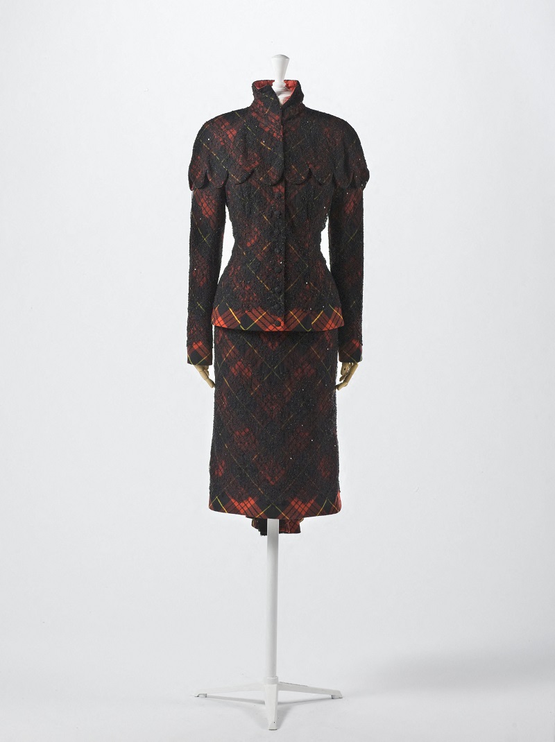 Alexander McQueen, ensemble veste et jupe, passage n°35, collection « Eclect Dissect », Haute couture Automne-Hiver 1997-98 