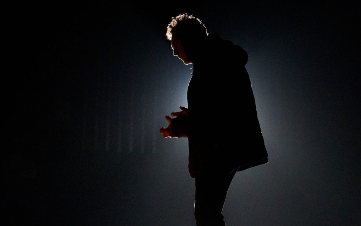 Homme récitant le texte de Bernard-Marie Koltès