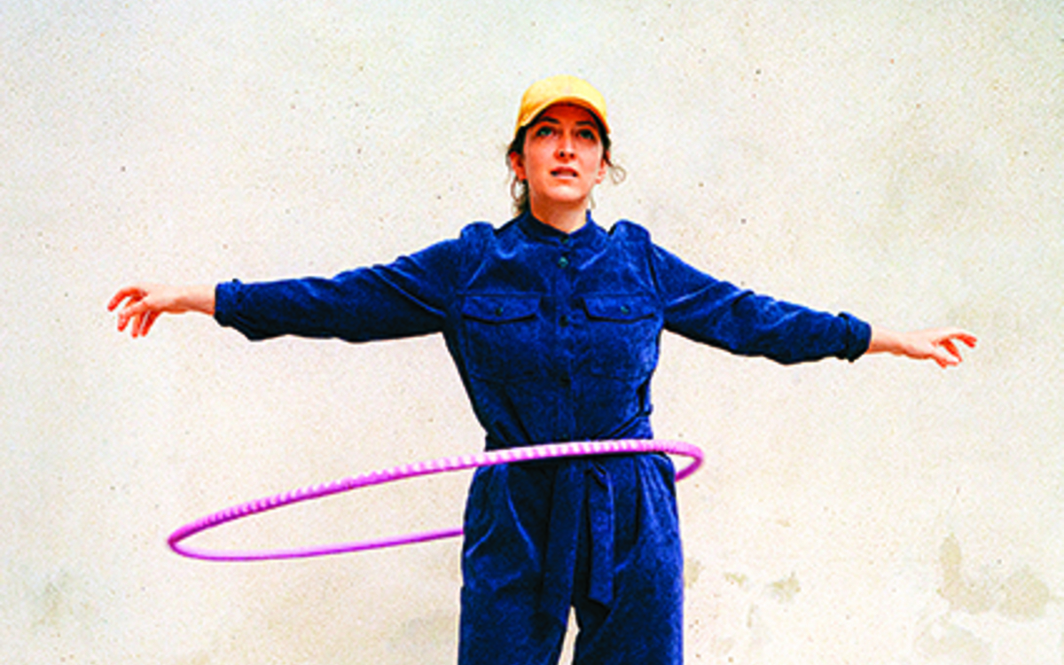 Eve Risser avec un cerceau rose 