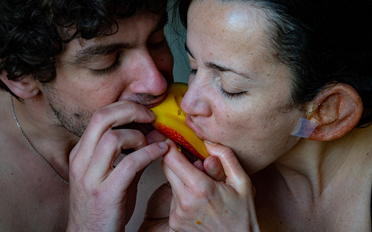 Margot Alexandre et Nans Laborde-Jourdàa dans DUET en train de manger la même part de mangue