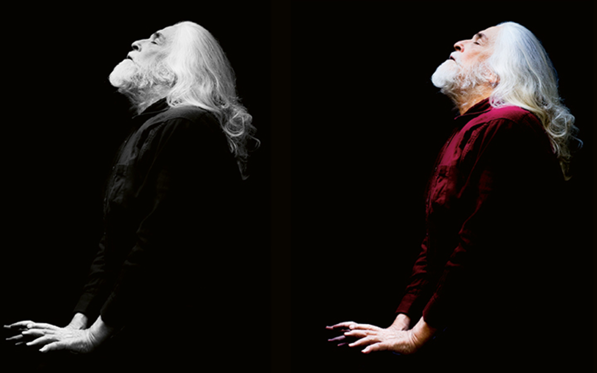 Un homme les yeux fermé, le visage tourné vers le haut, les mains vers le bas. Une version couleur à droite et une version noir et blanc à gauche