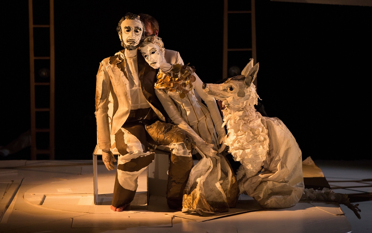 Marionnettes en papier de R. Gary, J. Seberg et leur chien