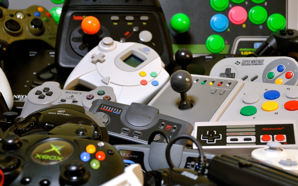 tas de consoles de jeux vidéos