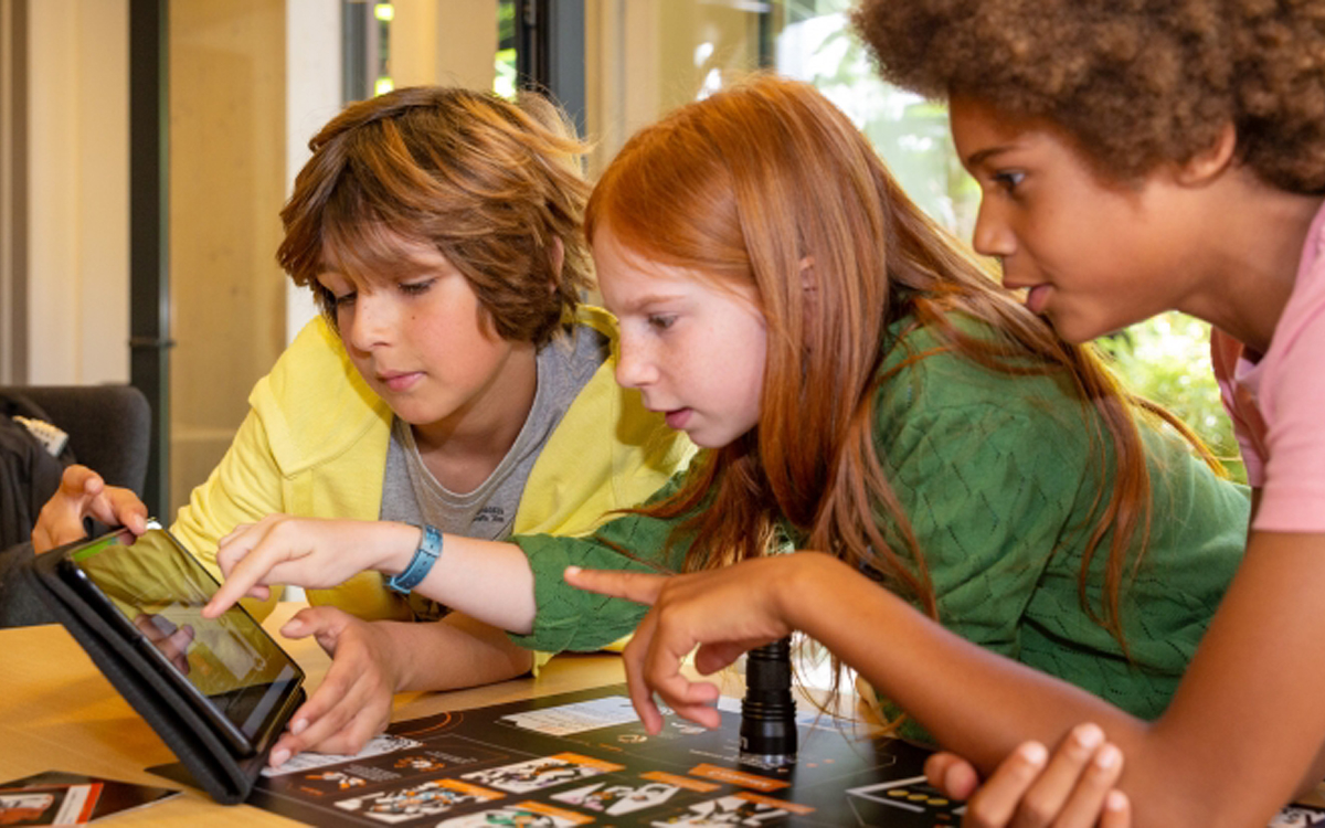 Enfants devant une tablette numérique