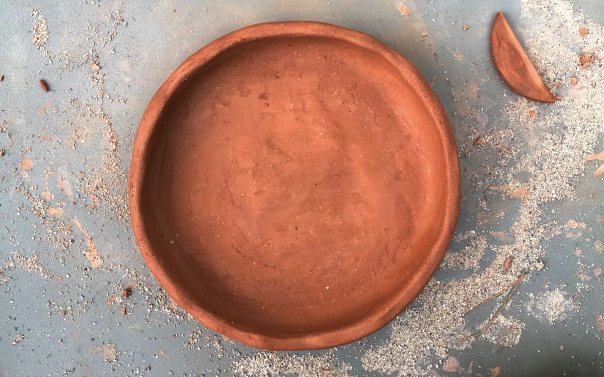 Poterie rouge faite par une participante des Cours de Poterie Mexicaine d'Iván Monroy Roesch