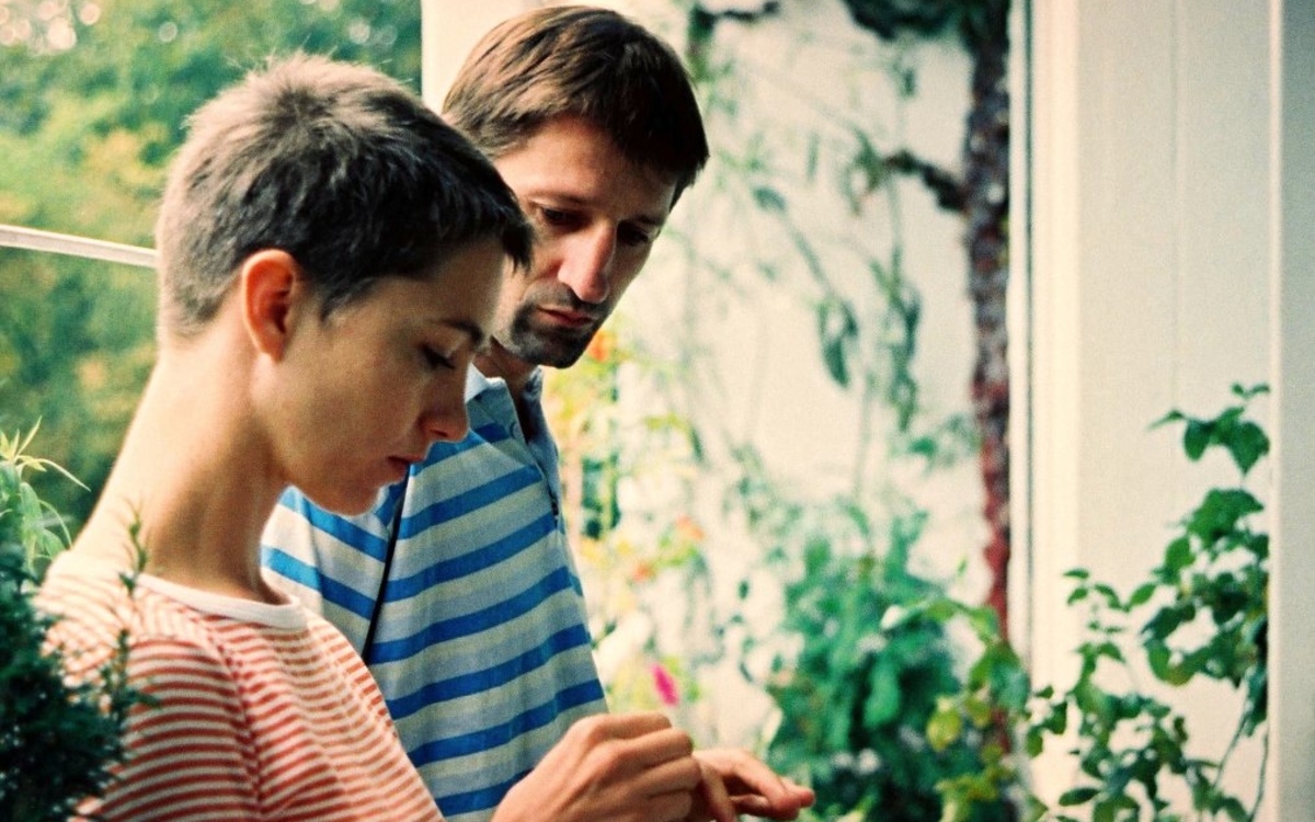 Une femme et un homme regardent dans le vide.