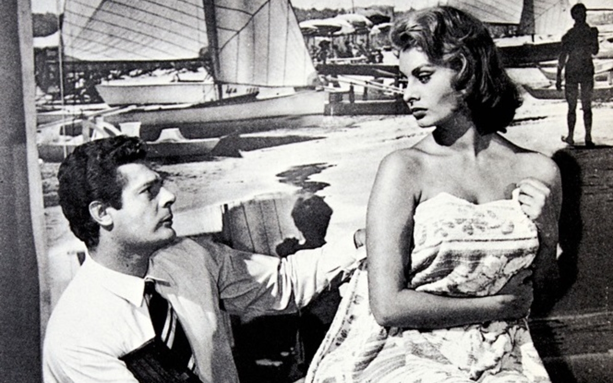 Marcello Mastroianni, en paparazzo à genoux devant une Sophia Loren plus belle que jamais, photographiée à son insu et demandant, en guise de réparation, qu'il lance sa carrière de mannequin. Une première séance de pose est en cours.