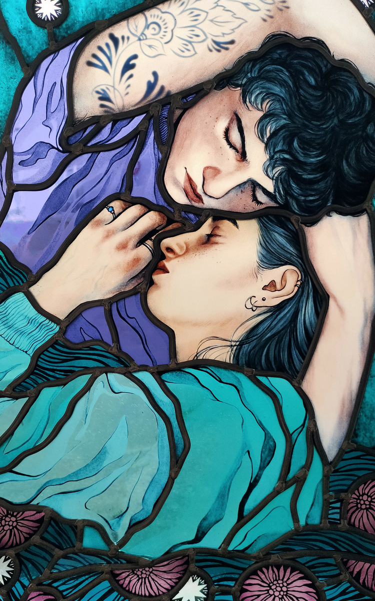 Image de l'affiche de l'exposition de Laura Savry-Cattan. Vitrail peint de deux femmes qui s'enlacent. Les couleurs sont dans les tons bleutés.