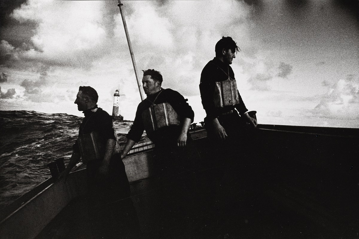 Phare d'Armen pris de l'Ile de Sein depuis la vedette de ravitaillement, 1956