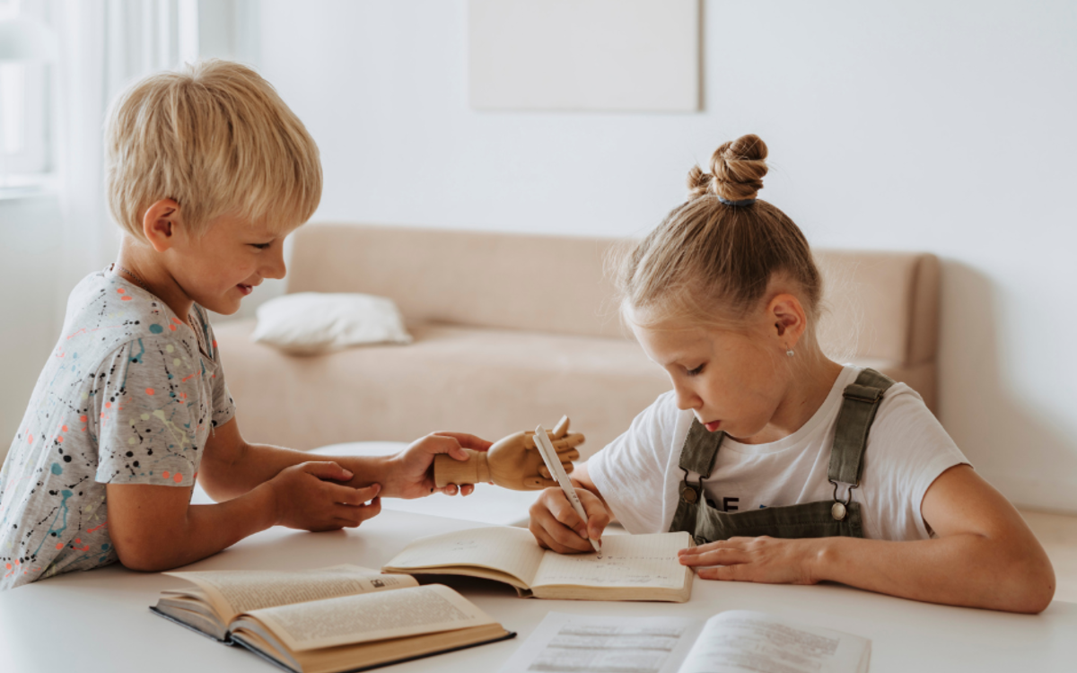 Enfants faisant leurs devoirs 