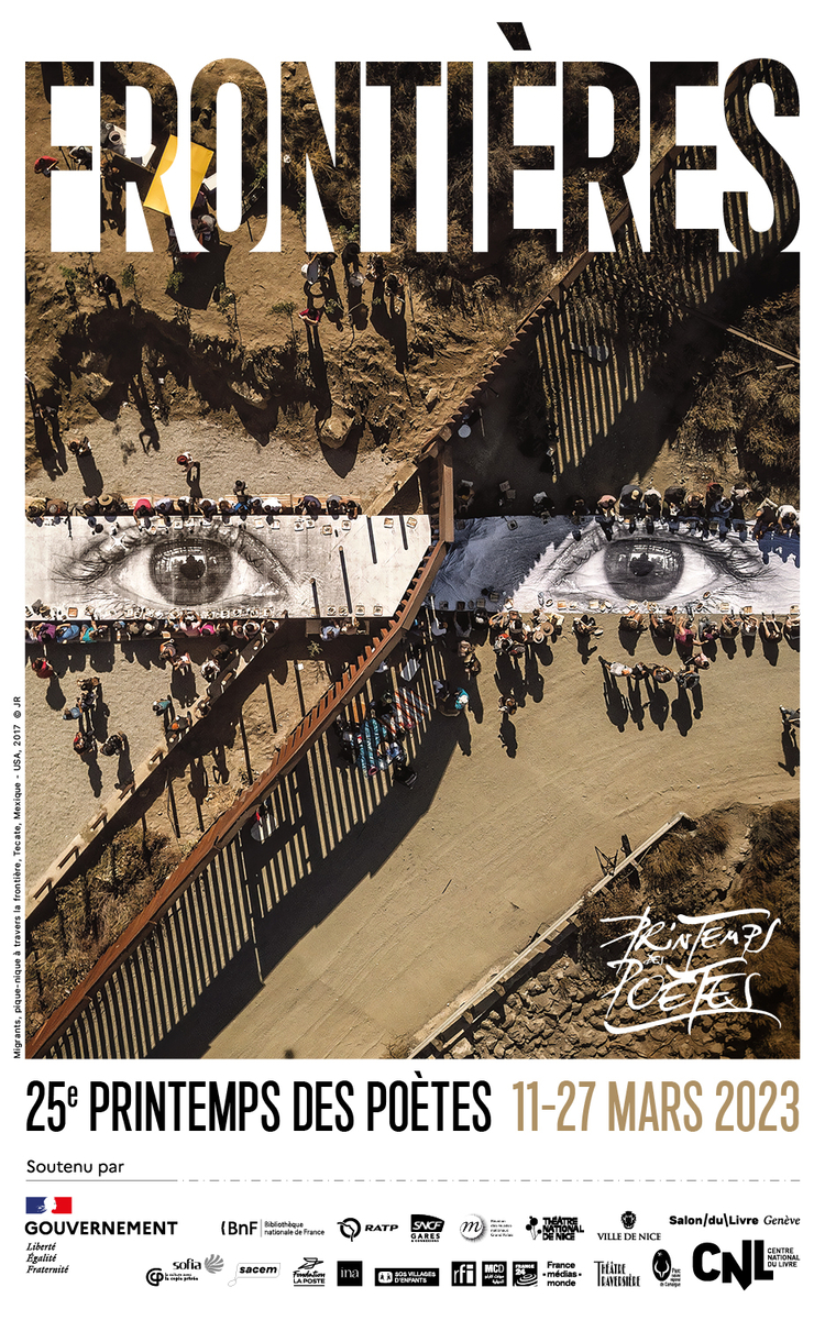 Affiche de l'édition du Printemps des poètes 2023. Des yeux apparaissent sur le sol d'une esplanade fréquentée par des passants.